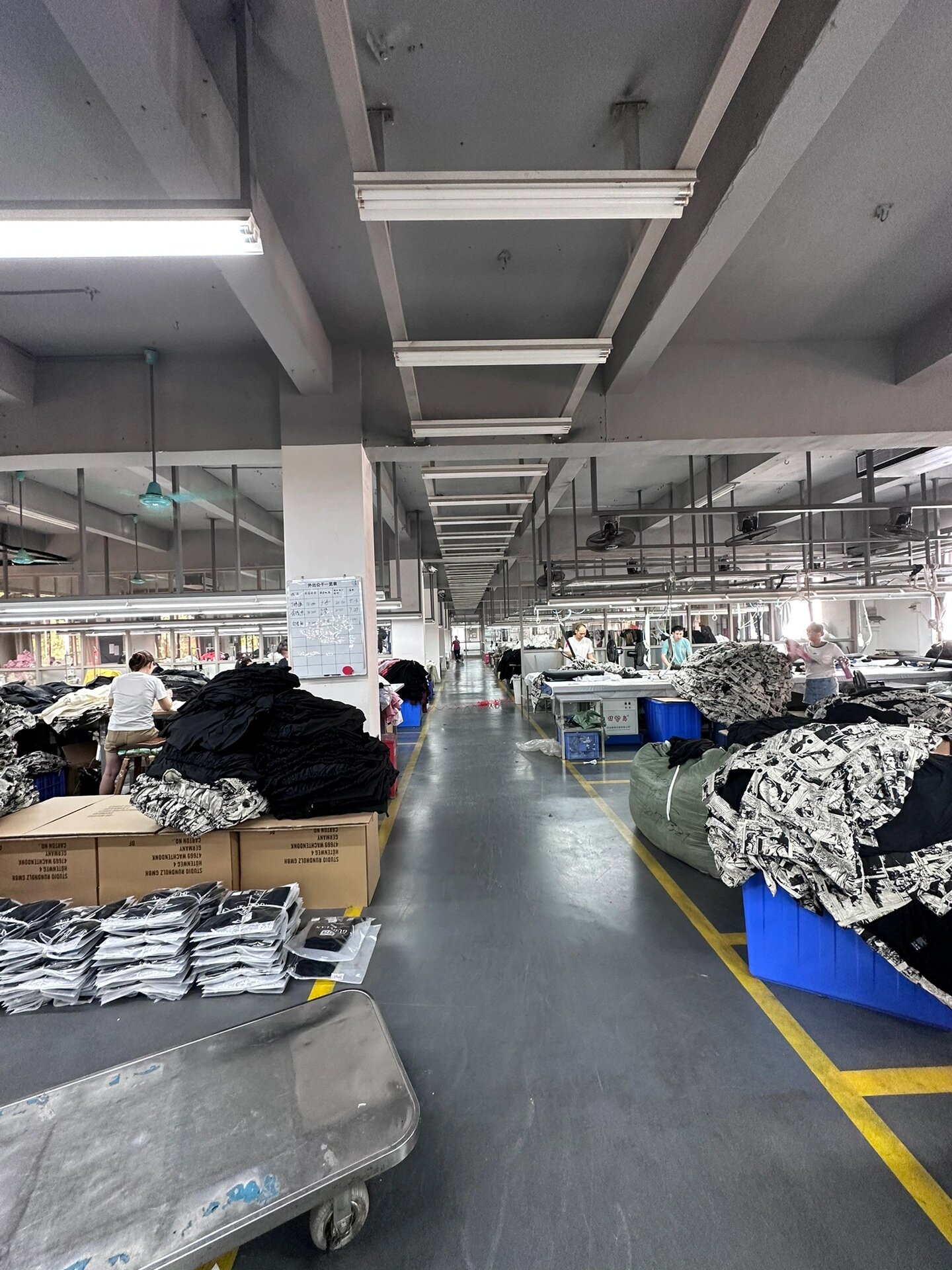 服裝工廠實拍 從源頭定制，100件起訂助力零售創業